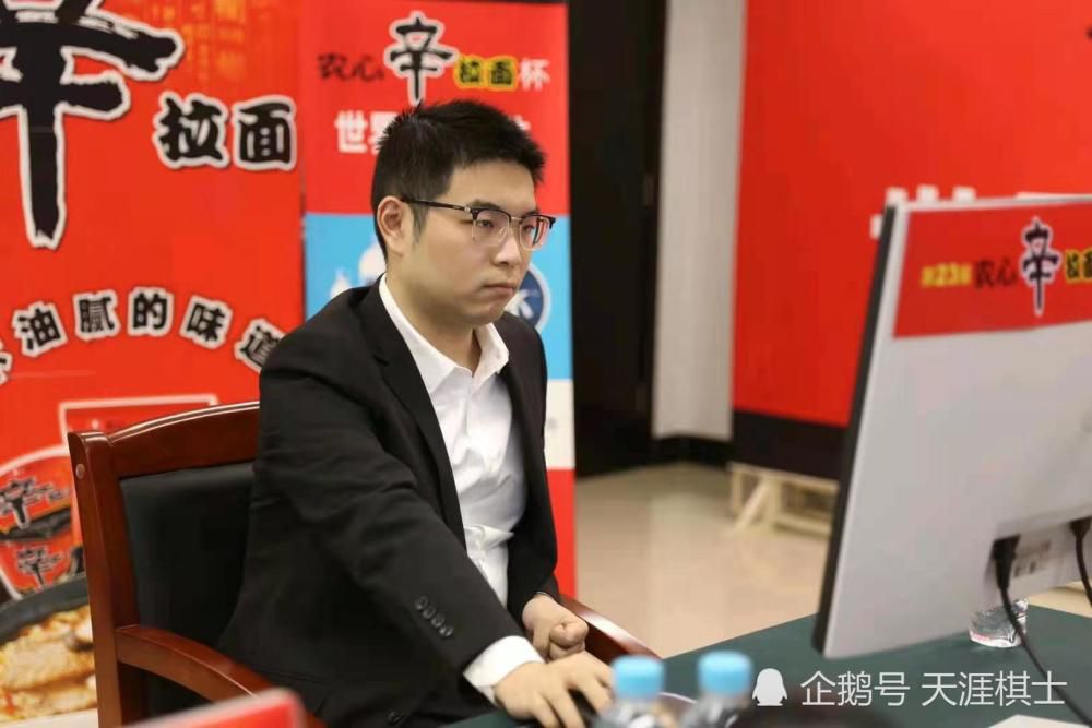 郑簠？萧常坤一脸茫然的问：这人很出名吗？裴会长听了这话，登时哭笑不得，开口道：常坤……早就跟你说了，你现在是书画协会的副会长，你在书法绘画上没天赋不要紧，但一定要能说个一二三，所以没事一定要多看看古今书画作品集，可你就是不听，郑簠你都不知道，以后要是你自己出去，很容易被别人三两句话就问住的。